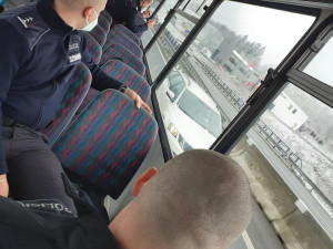 Policejní kontroly odhalily desítky přestupků. Nejčastěji šlo o řidiče bez pásů a s telefonem