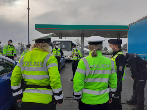 Policejní kontroly odhalily desítky přestupků. Nejčastěji šlo o řidiče bez pásů a s telefonem