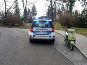 Strážníci hledali skútr. Našli ho s majitelem za řídítky