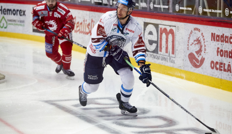 Tygrům vadí přihrávání pádů Třineckých. Už jsem viděl nad halou létat vrtulník, zlobil se Michal Bulíř