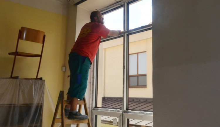 Během letních prázdnin se čtyři českolipské školy dočkají nových oken