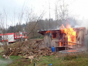 Hasiči likvidovali požár venkovní sauny. Od kamen chytila podlaha