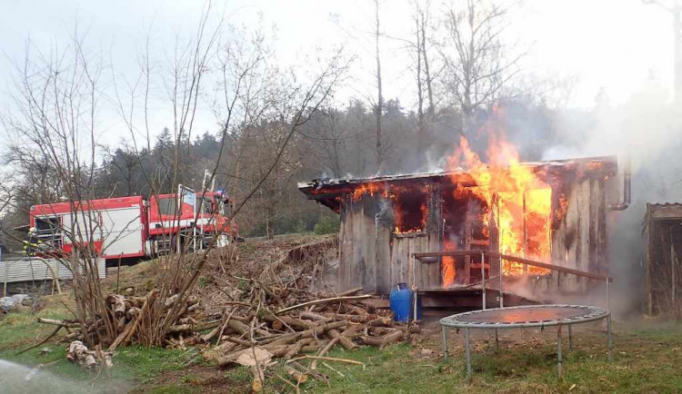 Hasiči likvidovali požár venkovní sauny. Od kamen chytila podlaha