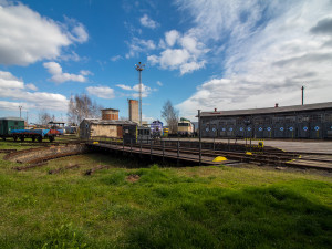 Depo s historickými lokomotivami v Turnově je nově památkou. To ho ochrání před demolicí