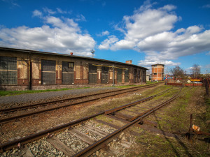 Depo s historickými lokomotivami v Turnově je nově památkou. To ho ochrání před demolicí