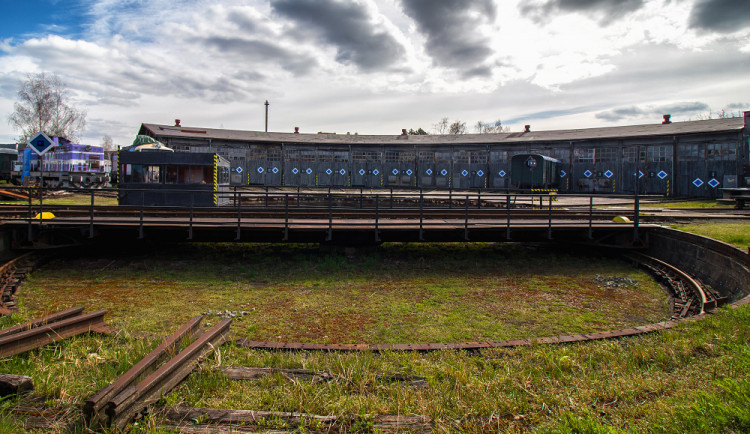 Depo s historickými lokomotivami v Turnově je nově památkou. To ho ochrání před demolicí