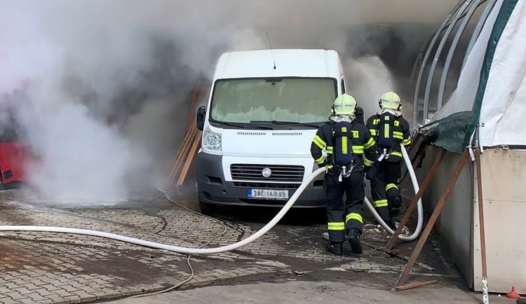 Mohutný černý dým v Jablonci. Požár přístřešku se rozšířil na dodávku a náklaďák