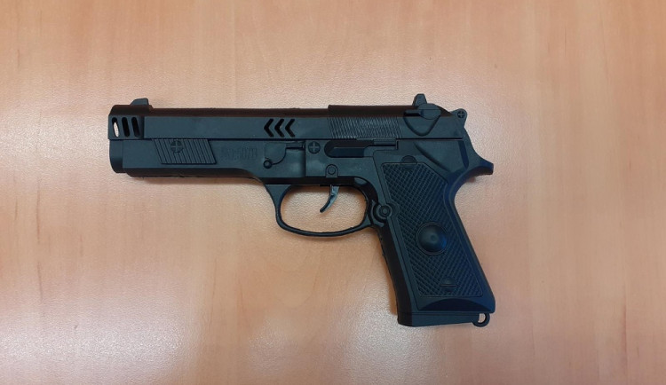 S touto pistolí muž přepadl trafiku