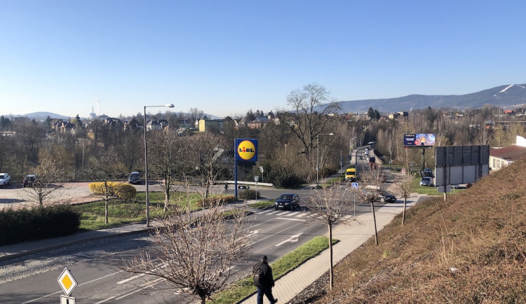 Komplikace u pavlovického Lidlu. Město bude opravovat křižovatku, dostane semafory