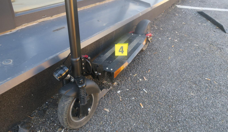 Žena havarovala na elektrokoloběžce, skončila v nemocnici