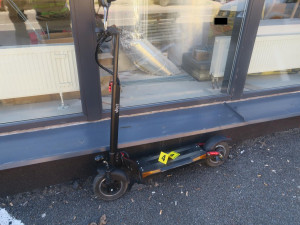 Žena havarovala na elektrokoloběžce, skončila v nemocnici