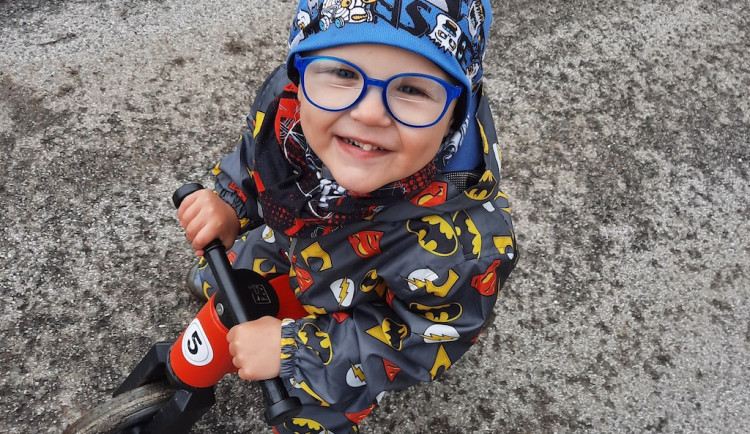 Měl z něj být ležák, vzpomíná maminka Adámka. Se synem bojují o soběstačnost