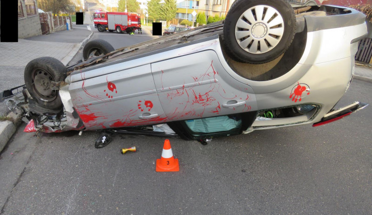 Při vyjíždění od kraje silnice narazila do protijedoucího auta. To se přetočilo na střechu, tři zranění