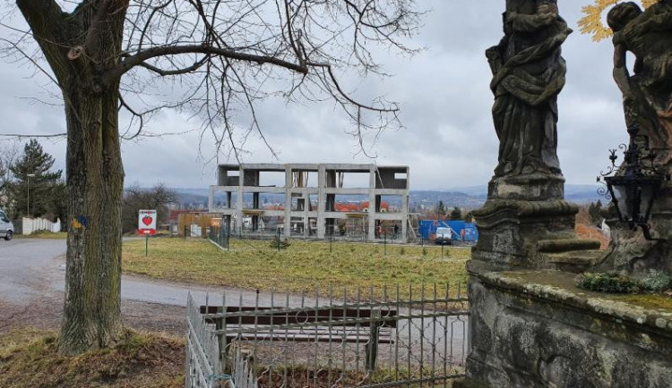 Obytný dům vyrůstající na Vrchůře v Turnově