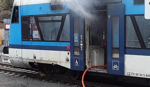 V Harrachově hořel vlak, provoz na trati je již obnoven