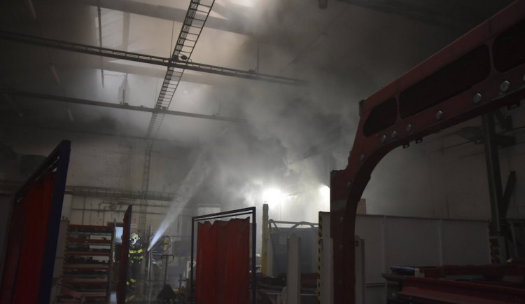 Hořelo v dubické průmyslové zóně. S požárem v hale bojovalo pět jednotek hasičů