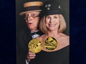 Suchého s Molavcovou spojuje humor, poezie i hudba půl století. V mincovně si vyrazili medaili