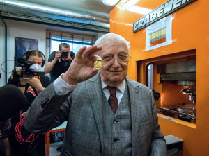 Suchého s Molavcovou spojuje humor, poezie i hudba půl století. V mincovně si vyrazili medaili