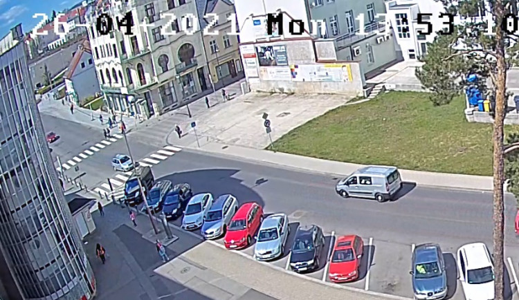 Řidič na přechodu srazil ženu a ujel. Pátrá po něm policie