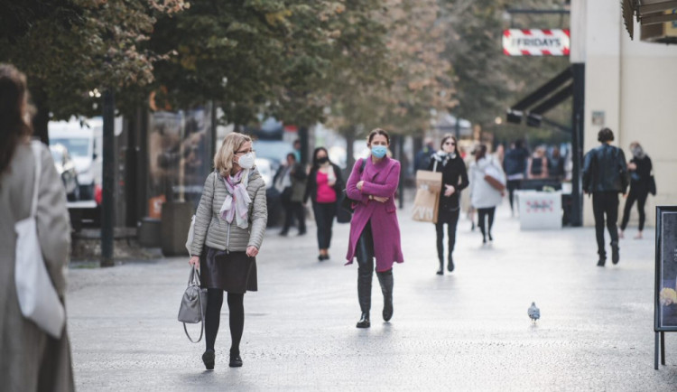 Příjmy většiny domácností během covidu zůstaly stejné, čtvrtině klesly