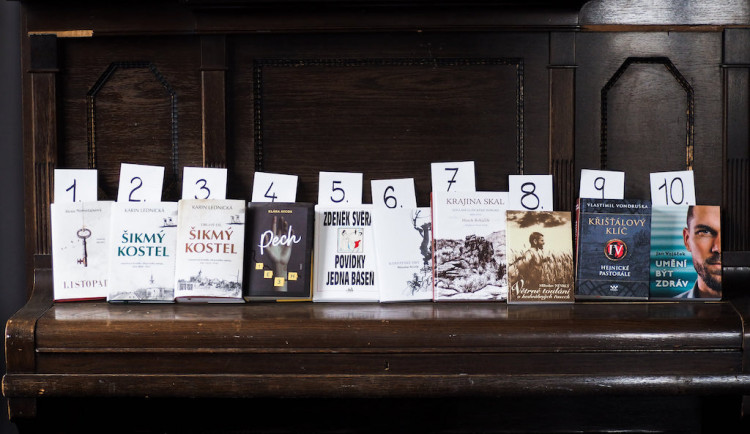 V pondělí otevírají knihkupectví. Jaké knihy teď letí?