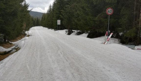 Silnice kolem Souše se otevře nejdříve koncem května. Místy je na ní půl metru sněhu