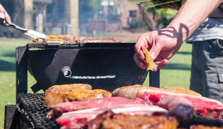 Připravte grily. Na neděli meteorologoé slibují modrou oblohu a až 25 stupňů