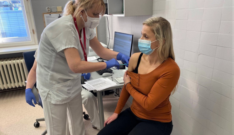 Očkování proti covidu. Registrovat se mohou lidé nad pětačtyřicet let