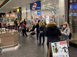Otevření obchodů lidé v Libereckém kraji uvítali, někde byly i fronty