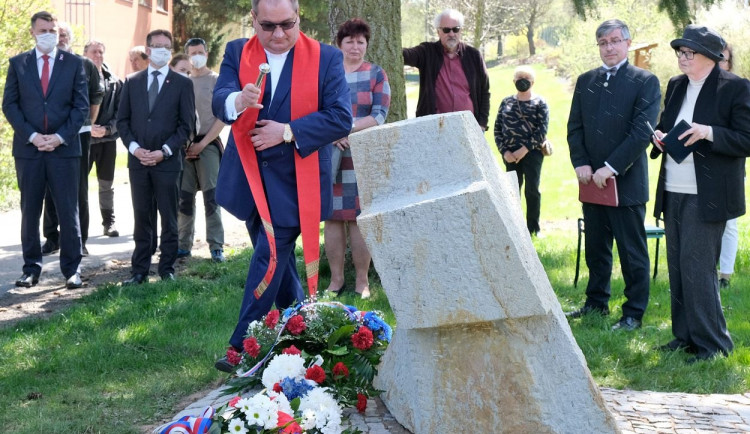 V Rovensku odhalili smírčí kříž, na konci války tam zastřelili 365 Němců