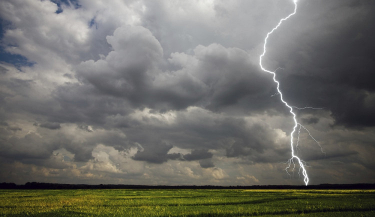 Letní teploty ukončí silné bouřky. Hrozí i na Liberecku