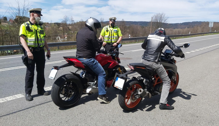 Policisté kontrolovali motorkáře. Zaměřili se na agresivní jízdu a nepovolenou rychlost