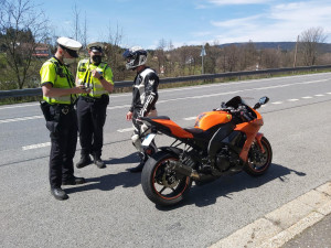 Policisté kontrolovali motorkáře. Zaměřili se na agresivní jízdu a nepovolenou rychlost