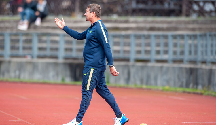 Děti přišly o podstatnou složku odreagování, říká trenér béčka Slovanu Petr Myslivec