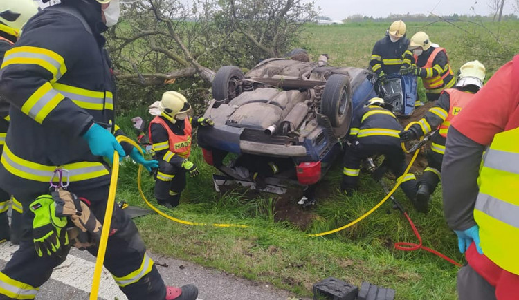 Vážná nehoda u Habartic. Řidič s autem přerazil strom