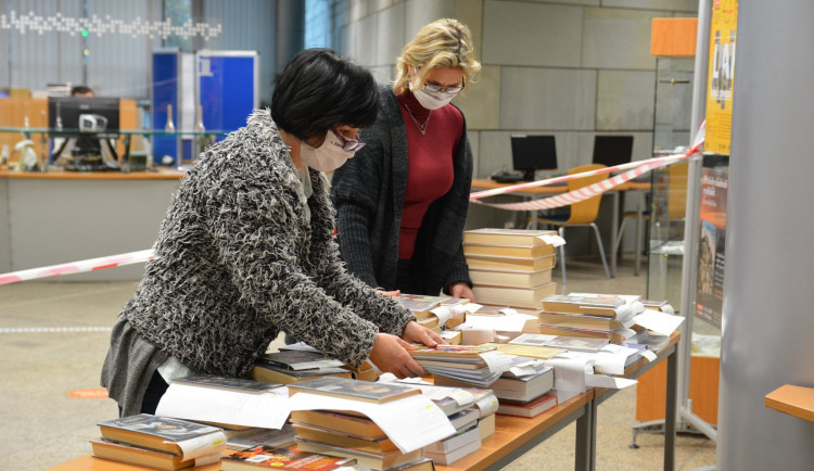 Knihovna má na knihy méně peněz. O pomoc žádá čtenáře