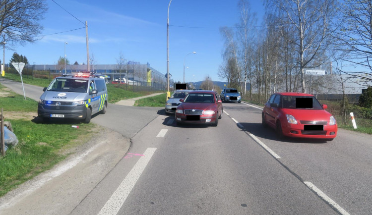 Žena vběhla do silnice mimo přechod, způsobila nehodu. Z místa odešla, hledá ji policie