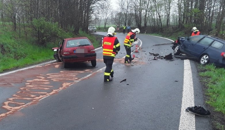 Nehoda u Mníšku. Při srážce dvou aut se zranili čtyři lidé