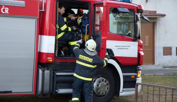 Zásah u požáru v paneláku zkomplikovala špatně zaparkovaná auta. Zdržovala hasiče