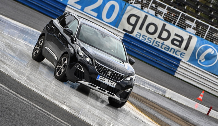 Mladí řidiči trénují bezpečnou jízdu na autodromu v Sosnové