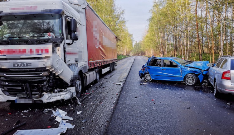 Kamion u Lvové narazil do kolony aut. Osm zraněných
