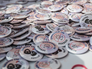 „Říkáme dost!“ V Liberci lidé demonstrovali proti testování a očkování dětí