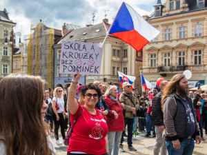 „Říkáme dost!“ V Liberci lidé demonstrovali proti testování a očkování dětí