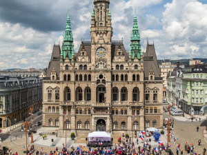 „Říkáme dost!“ V Liberci lidé demonstrovali proti testování a očkování dětí