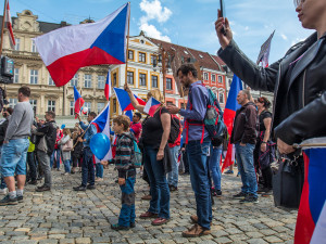 „Říkáme dost!“ V Liberci lidé demonstrovali proti testování a očkování dětí