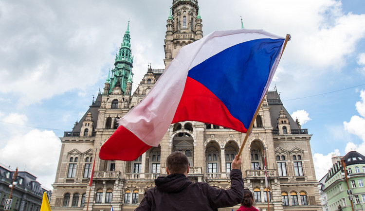 „Říkáme dost!“ V Liberci lidé demonstrovali proti testování a očkování dětí