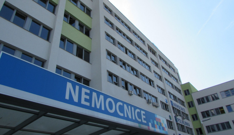 Lávka na polikliniku u českolipské nemocnice je uzavřena