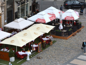 Dnes se otevírají zahrádky restaurací, mohou se konat venkovní kulturní akce až pro 700 lidí