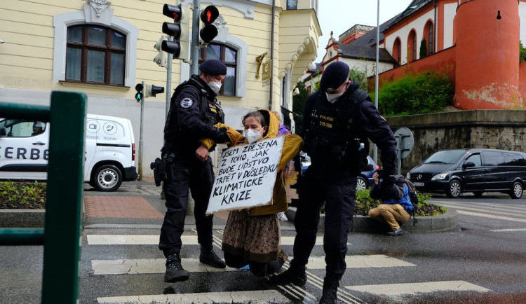 Zablokovala Šalďák kvůli klimatické krizi, odvlekla ji policie. Bojím se o nás, řekla