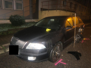 Řidič havaroval v centru Jablonce. Z místa utekl, hledá ho policie